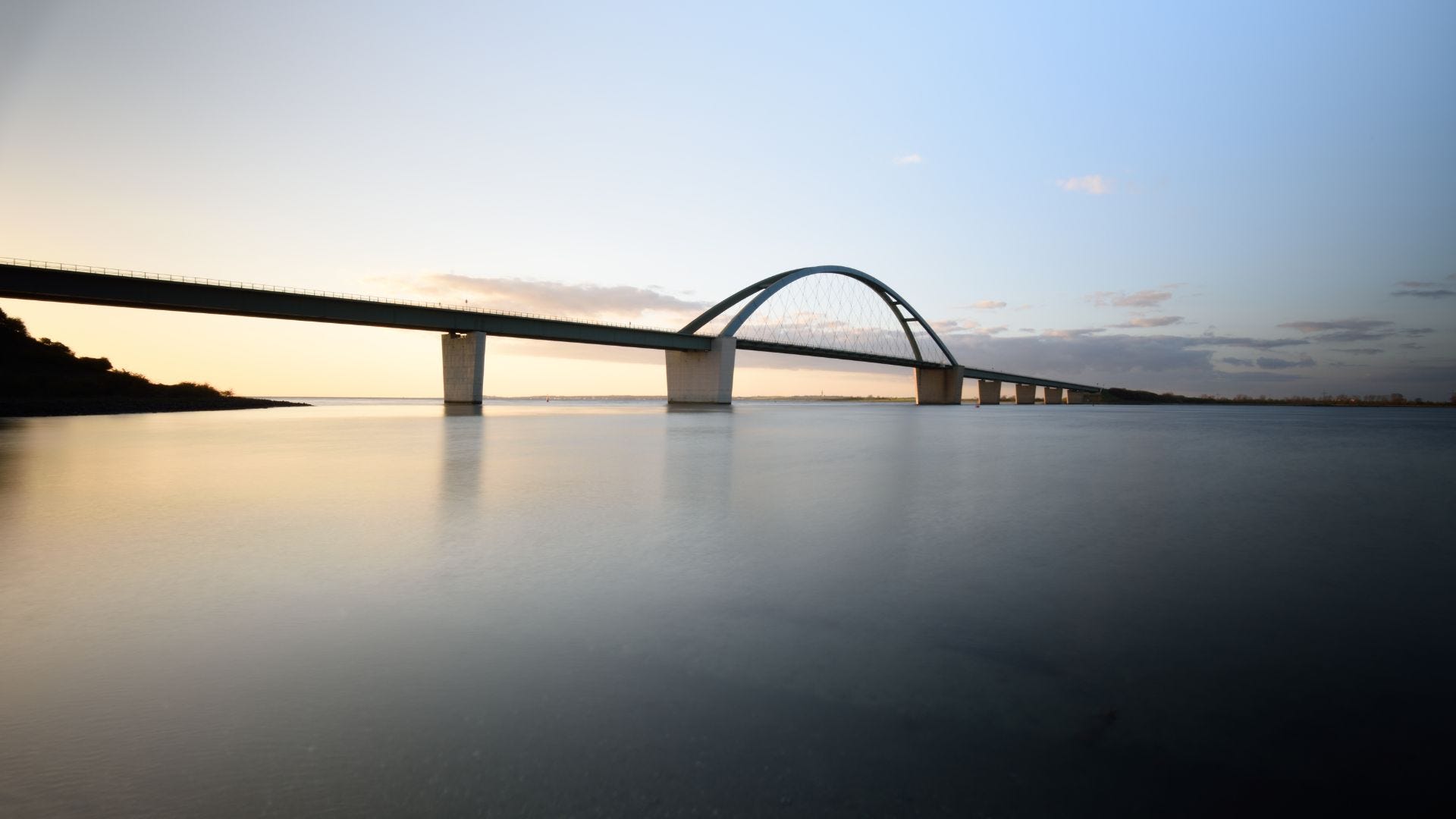 Fehmarnsundbrücke über die Ostsee im Abendlicht